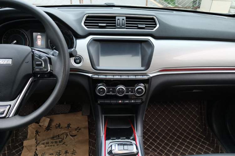 Used Haval H2 2018 1.5T Dual-Clutch Two-Wheel Drive Fashion Model China VI Standard Audio And AC Panel