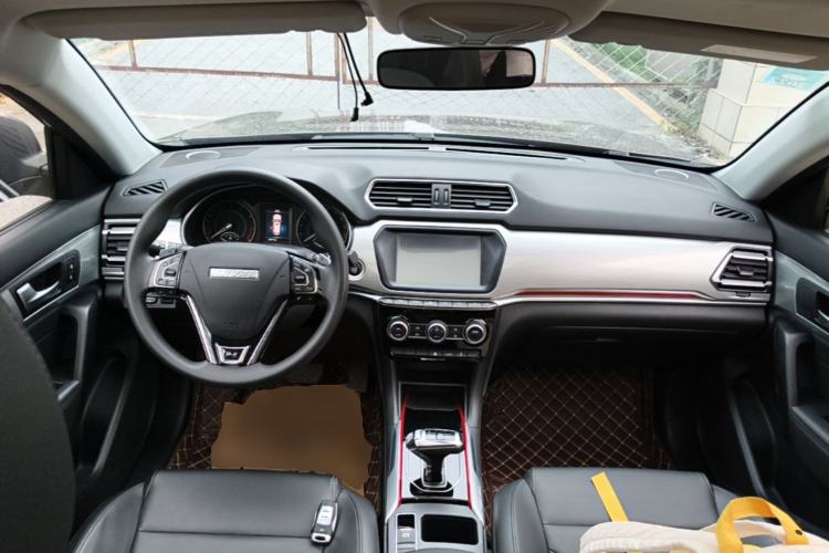 Used Haval H2 2018 1.5T Dual-Clutch Two-Wheel Drive Fashion Model China VI Standard Center Console