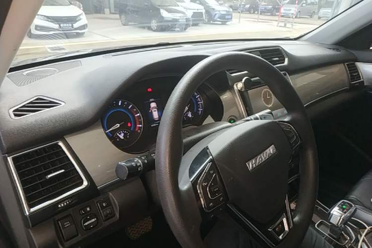 Used Haval H2 2018 Chuanxiang Edition Red Badge 1.5T Dual-Clutch Two-Wheel Drive Fashionable Model Center Console