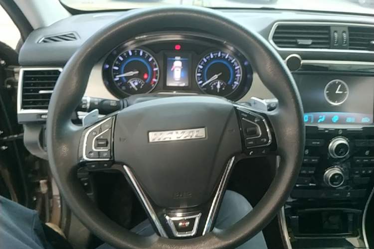 Used Haval H2 2018 Chuanxiang Edition Red Badge 1.5T Dual-Clutch Two-Wheel Drive Fashionable Model Steering Wheel