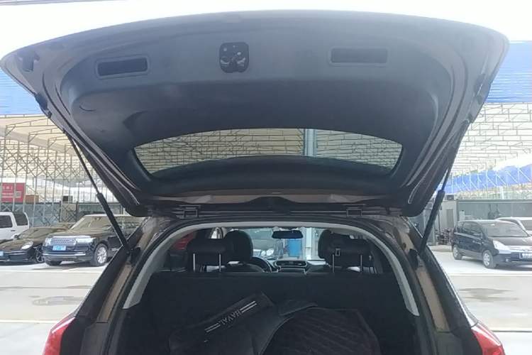 Used Haval H2 2018 Chuanxiang Edition Red Badge 1.5T Dual-Clutch Two-Wheel Drive Fashionable Model Trunk