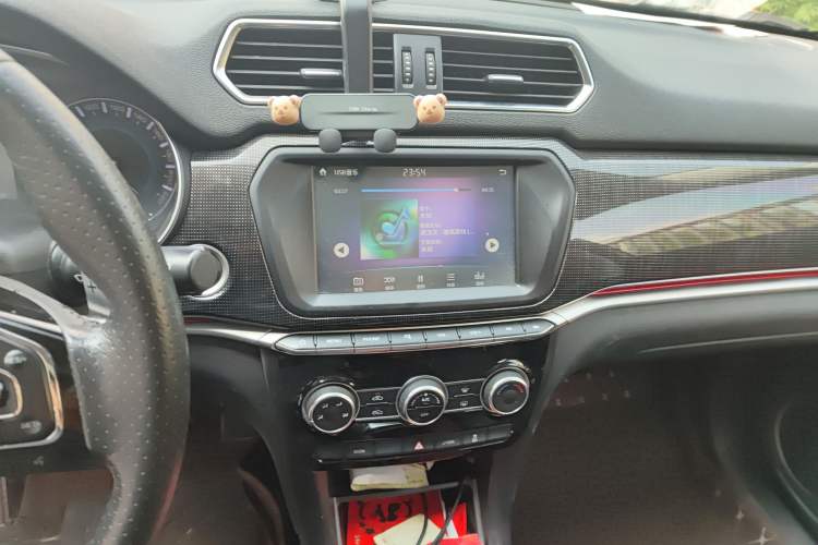 Used Haval H2 2018 Blue-Label 1.5T Dual-Clutch Two-Wheel-Drive Luxury Model Audio And AC Panel