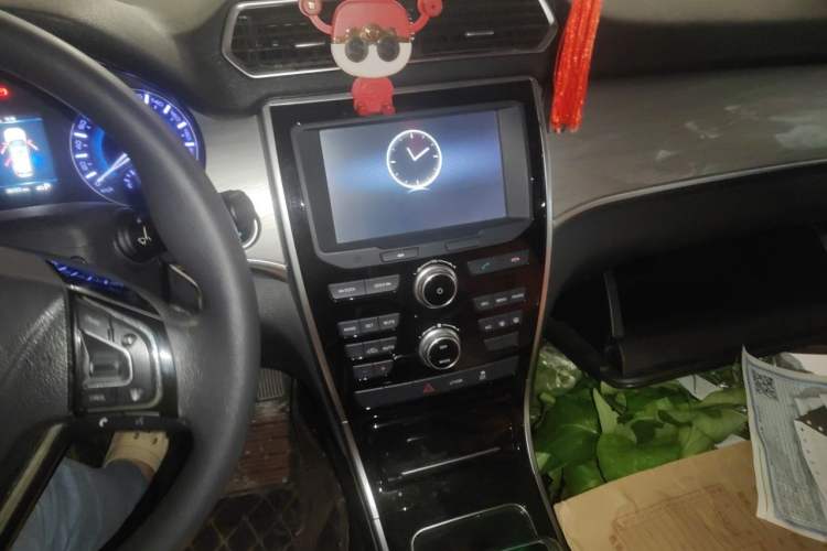 Used Haval H2 2018 Chuanxiang Edition Red Badge 1.5T Dual-Clutch Two-Wheel Drive Fashionable Model Audio And AC Panel