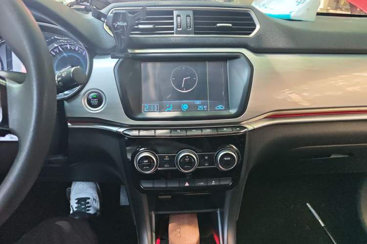 Used Haval H2 2018 Chuanxiang Edition 1.5T Dual-Clutch Two-Wheel Drive Fashion Model China V Standard Audio And AC Panel