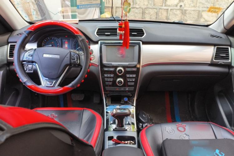 Used Haval H2 2018 Chuanxiang Edition Red Badge 1.5T Dual-Clutch Two-Wheel Drive ZhiShang Model Center Console