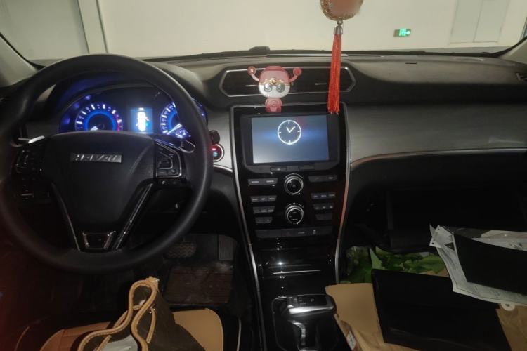 Used Haval H2 2018 Chuanxiang Edition Red Badge 1.5T Dual-Clutch Two-Wheel Drive Fashionable Model Center Console