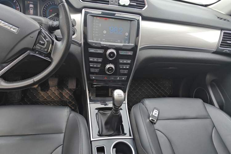 Used Haval H2 2018 Red-Label 1.5T Manual Two-Wheel Drive Luxury Model Center Console