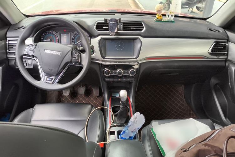 Used Haval H2 2018 Chuanxiang Edition Blue Badge 1.5T Manual Two-Wheel Drive Fashionable Model Center Console