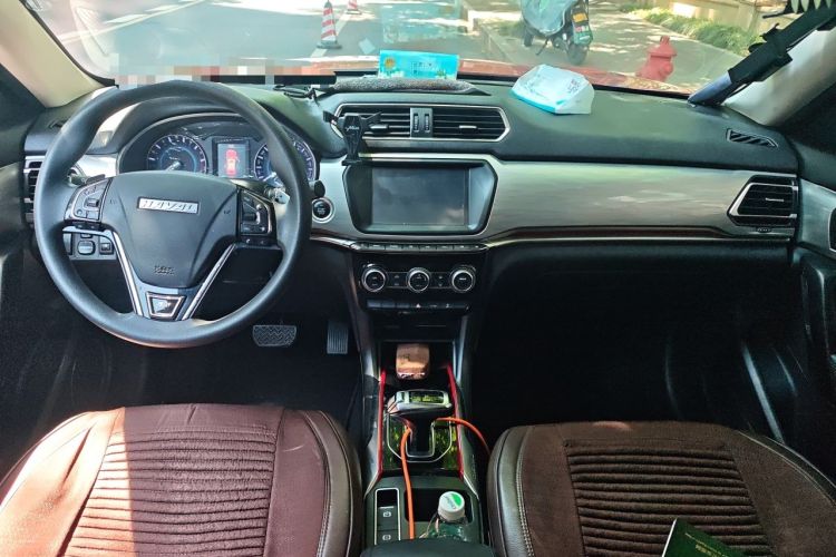 Used Haval H2 2018 Chuanxiang Edition 1.5T Dual-Clutch Two-Wheel Drive Fashion Model China V Standard Center Console