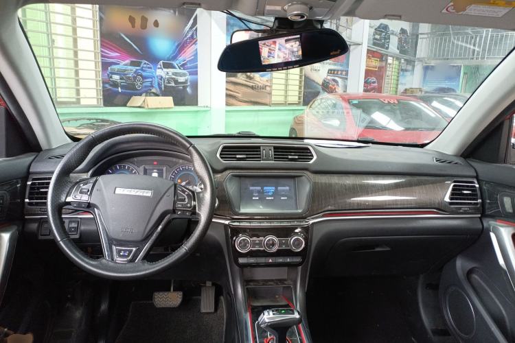 Used Haval H2 2018 Blue Label 1.5T Dual-Clutch Two-Wheel-Drive Elite Model Center Console