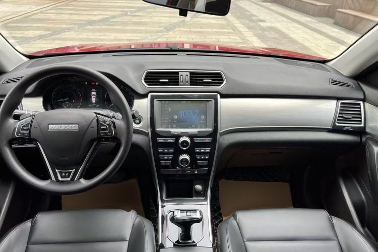 Used Haval H2 2018 1.5T Dual-Clutch Two-Wheel Drive Fashion Model China VI Standard Center Console