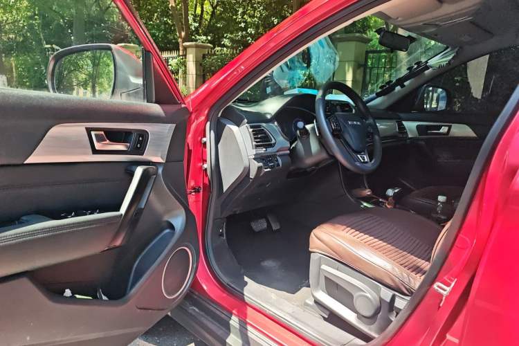 Used Haval H2 2018 Chuanxiang Edition 1.5T Dual-Clutch Two-Wheel Drive Fashion Model China V Standard Driver Seat