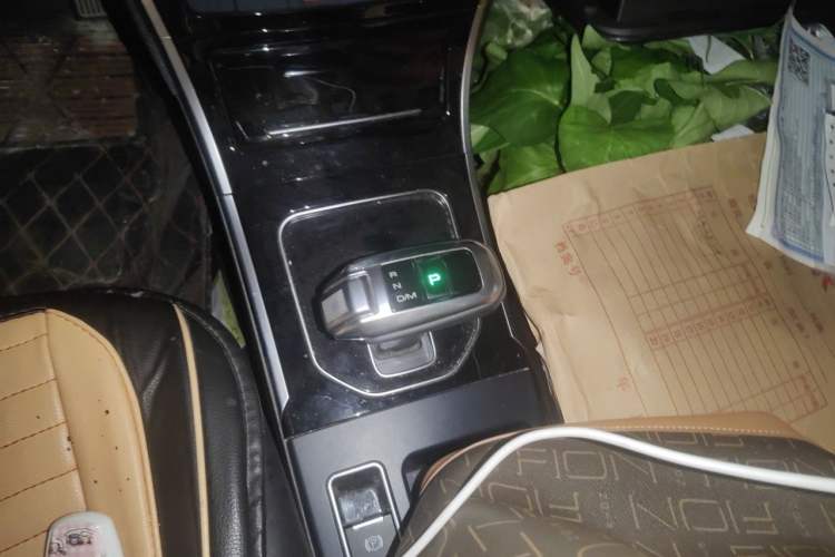 Used Haval H2 2018 Chuanxiang Edition Red Badge 1.5T Dual-Clutch Two-Wheel Drive Fashionable Model Gear Lever