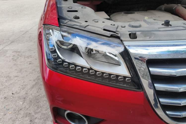 Used Haval H2 2018 Chuanxiang Edition Red Badge 1.5T Dual-Clutch Two-Wheel Drive ZhiShang Model Right Front Headlight