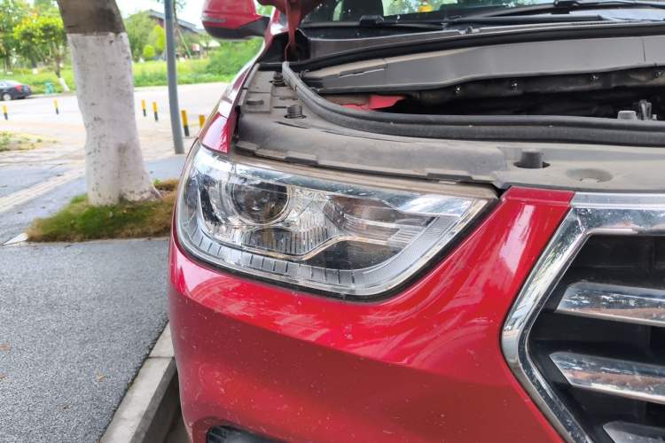 Used Haval H2 2018 Chuanxiang Edition Blue Badge 1.5T Manual Two-Wheel Drive Fashionable Model Right Front Headlight