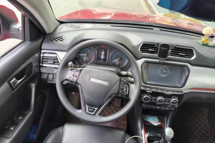 Used Haval H2 2018 Chuanxiang Edition Blue Badge 1.5T Manual Two-Wheel Drive Fashionable Model Steering Wheel
