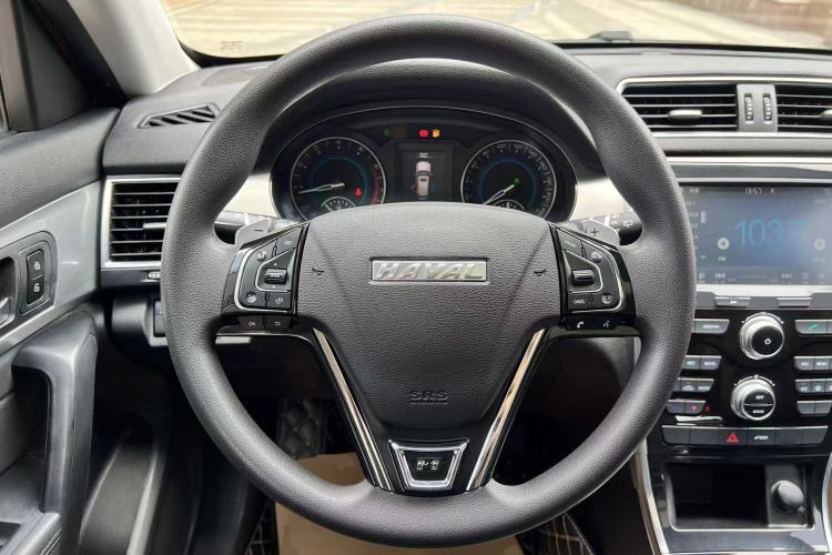 Used Haval H2 2018 1.5T Dual-Clutch Two-Wheel Drive Fashion Model China VI Standard Steering Wheel