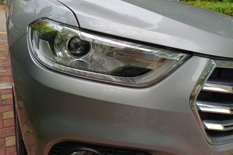 Used Haval H2 2018 Blue Label 1.5T Dual-Clutch Two-Wheel-Drive Elite Model Right Front Headlight