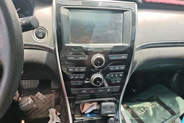 Used Haval H2 2018 Red-Label 1.5T Dual-Clutch Two-Wheel-Drive Elite Model Audio And AC Panel