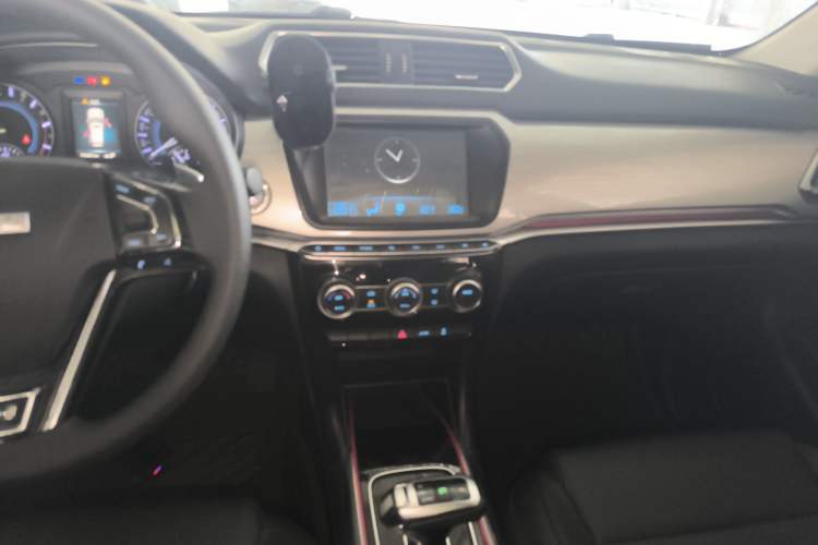 Used Haval H2 2018 Chuanxiang Edition Blue Badge 1.5T Dual-Clutch Two-Wheel Drive Fashionable Model Audio And AC Panel