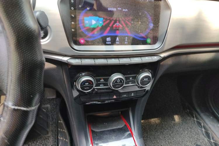 Used Haval H2 2018 Chuanxiang Edition Blue Badge 1.5T Dual-Clutch Two-Wheel Drive Fashionable Model Audio And AC Panel