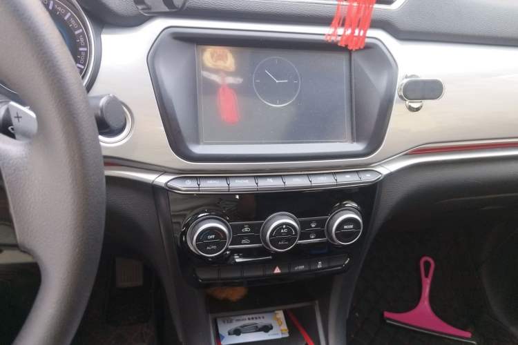 Used Haval H2 2018 1.5T Dual-Clutch Two-Wheel Drive Fashion Model China VI Standard Audio And AC Panel