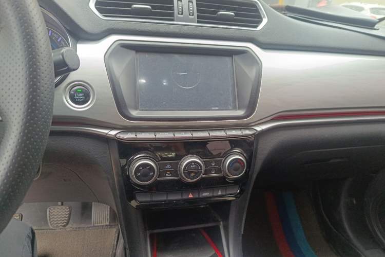 Used Haval H2 2018 Chuanxiang Edition Blue Badge 1.5T Manual Two-Wheel Drive Fashionable Model Audio And AC Panel