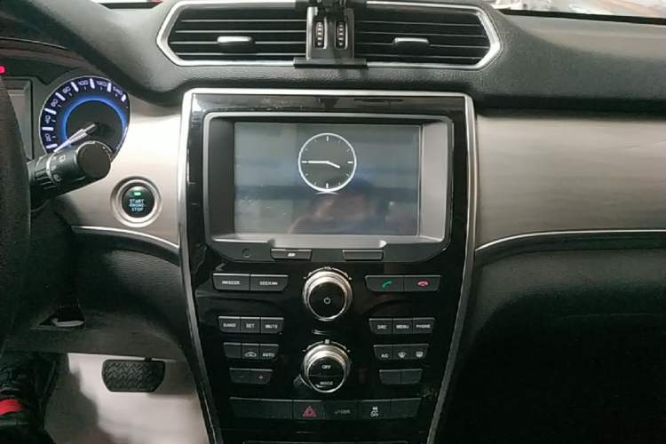 Used Haval H2 2018 1.5T Dual-Clutch Two-Wheel Drive Fashion Model China VI Standard Audio And AC Panel