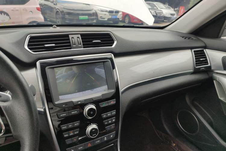 Used Haval H2 2018 Red-Label 1.5T Dual-Clutch Two-Wheel-Drive Luxury Model Audio And AC Panel