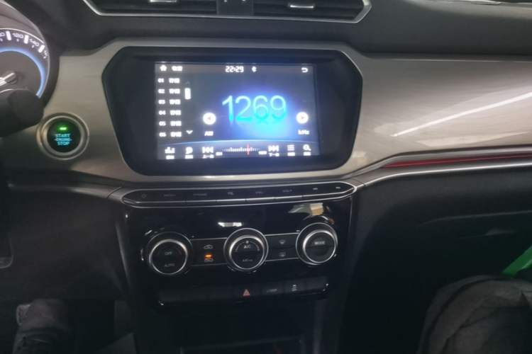 Used Haval H2 2018 1.5T Dual-Clutch Two-Wheel Drive Fashion Model China VI Standard Audio And AC Panel