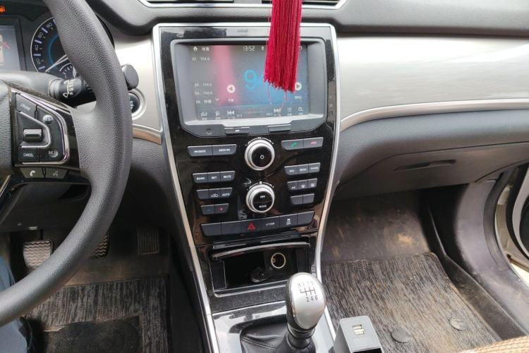 Used Haval H2 2018 Chuanxiang Edition Red Badge 1.5T Manual Two-Wheel Drive Fashionable Model Audio And AC Panel