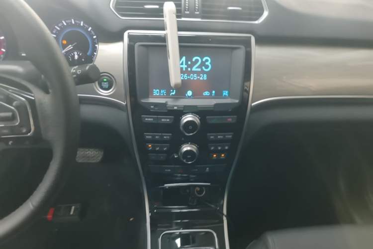 Used Haval H2 2018 Red-Label 1.5T Dual-Clutch Two-Wheel-Drive Elite Model Audio And AC Panel