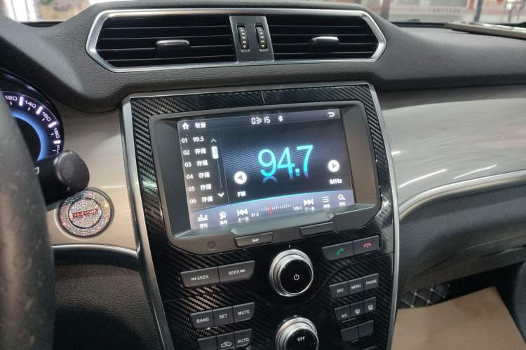 Used Haval H2 2018 1.5T Dual-Clutch Two-Wheel Drive Fashion Model China VI Standard Audio And AC Panel