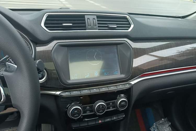 Used Haval H2 2018 1.5T Dual-Clutch Two-Wheel Drive Fashion Model China VI Standard Audio And AC Panel