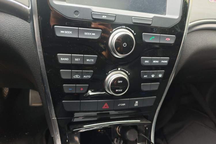 Used Haval H2 2018 Chuanxiang Edition Red Badge 1.5T Dual-Clutch Two-Wheel Drive Fashionable Model Audio And AC Panel