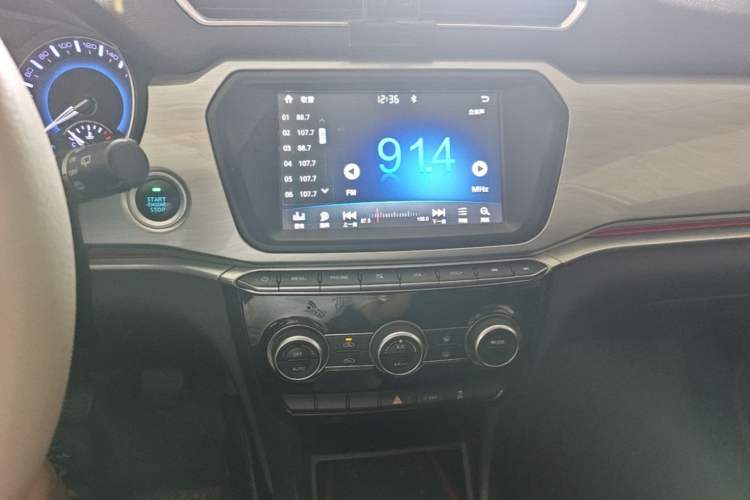 Used Haval H2 2018 Chuanxiang Edition Blue Badge 1.5T Manual Two-Wheel Drive Fashionable Model Audio And AC Panel