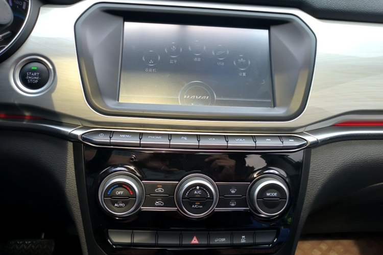 Used Haval H2 2018 Chuanxiang Edition Blue Badge 1.5T Dual-Clutch Two-Wheel Drive Fashionable Model Audio And AC Panel