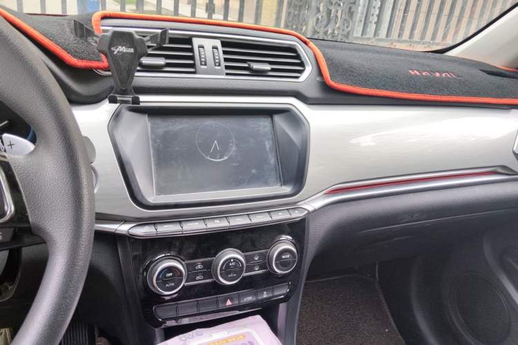 Used Haval H2 2018 Chuanxiang Edition 1.5T Dual-Clutch Two-Wheel Drive Fashion Model China V Standard Audio And AC Panel