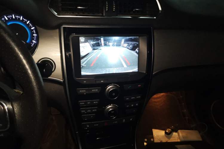 Used Haval H2 2018 Red-Label 1.5T Dual-Clutch Two-Wheel-Drive Luxury Model Audio And AC Panel