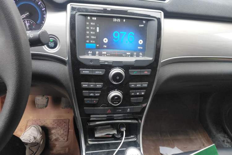 Used Haval H2 2018 Chuanxiang Edition Red Badge 1.5T Manual Two-Wheel Drive Fashionable Model Audio And AC Panel
