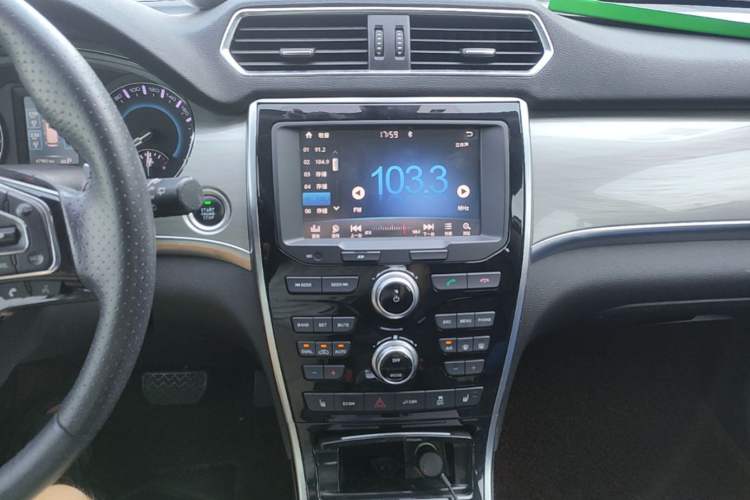 Used Haval H2 2018 Red-Label 1.5T Dual-Clutch Two-Wheel-Drive Luxury Model Audio And AC Panel