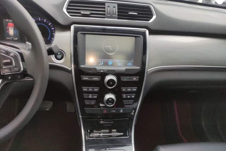 Used Haval H2 2018 Chuanxiang Edition Red Badge 1.5T Dual-Clutch Two-Wheel Drive Fashionable Model Audio And AC Panel