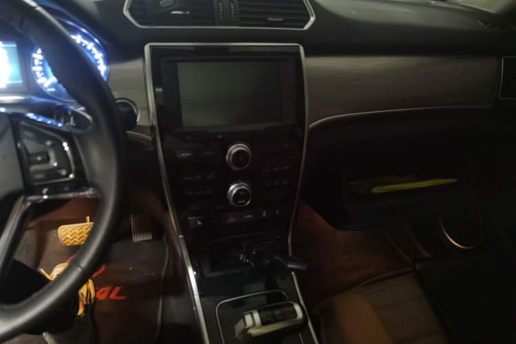 Used Haval H2 2018 Red-Label 1.5T Dual-Clutch Two-Wheel-Drive Luxury Model Audio And AC Panel
