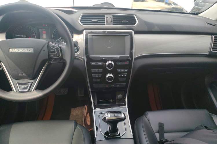 Used Haval H2 2018 1.5T Dual-Clutch Two-Wheel Drive Fashion Model China VI Standard Audio And AC Panel