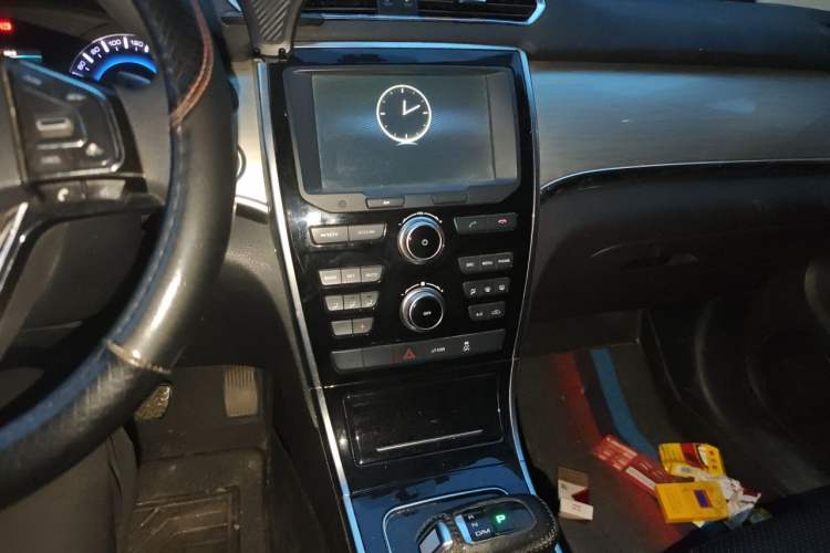 Used Haval H2 2018 Chuanxiang Edition 1.5T Dual-Clutch Two-Wheel Drive Fashion Model China V Standard Audio And AC Panel
