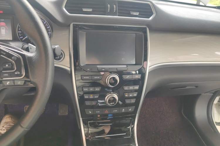 Used Haval H2 2018 Red-Label 1.5T Dual-Clutch Two-Wheel-Drive Luxury Model Audio And AC Panel