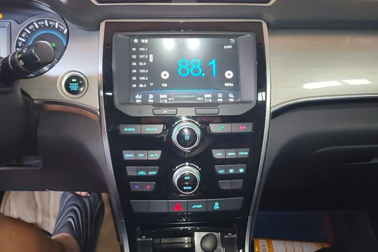 Used Haval H2 2018 1.5T Dual-Clutch Two-Wheel Drive Fashion Model China VI Standard Audio And AC Panel