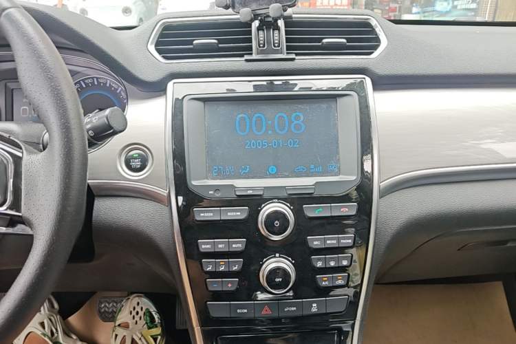 Used Haval H2 2018 Red-Label 1.5T Dual-Clutch Two-Wheel-Drive Elite Model Audio And AC Panel