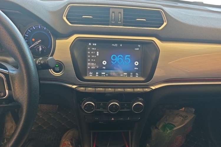 Used Haval H2 2018 Blue-Label 1.5T Dual-Clutch Two-Wheel-Drive Luxury Model Audio And AC Panel