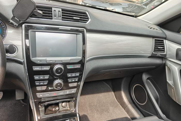Used Haval H2 2018 Red-Label 1.5T Dual-Clutch Two-Wheel-Drive Luxury Model Audio And AC Panel